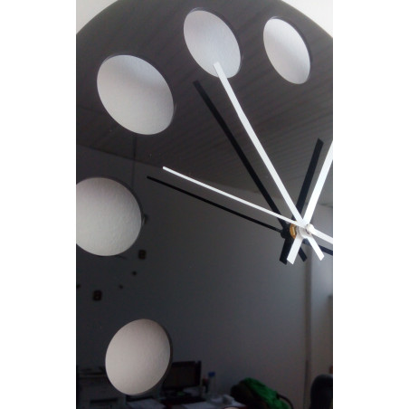 Modern műanyag falióra. Saját gyártású, X-momo