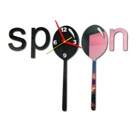 Modern óra a falon műanyagból készült. Saját gyártás, az X-momo Modern óra a falon műanyagból készült. Saját gyártás, az X-momo