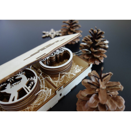 Díszméretek, karácsonyfadíszek, fa kiegészítők, fa és műanyag díszek