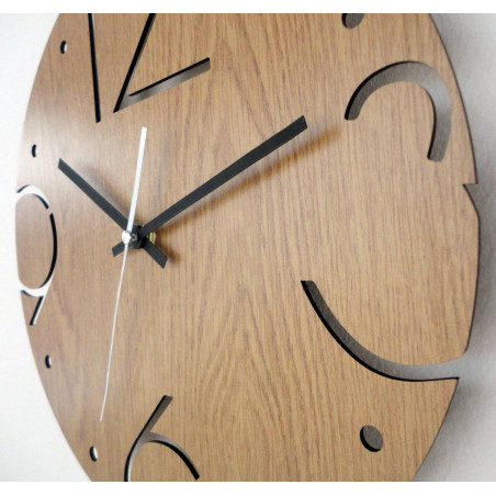 Fa kerek óra faragott 3-as, 6-os, 9-es és 12-es számokkal, világos tölgyfa talapzaton. Fa kerek óra faragott 3-as, 6-os, 9-es és 12-es számokkal, világos tölgyfa talapzaton.