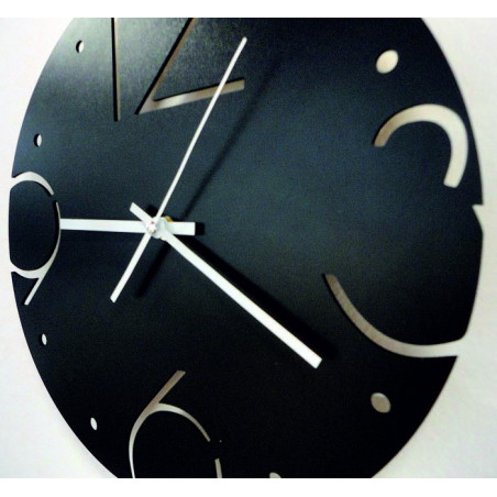 Csendes óra stílusos számlappal és kontrasztos mutatókkal tölgyfalapon. Csendes óra stílusos számlappal és kontrasztos mutatókkal tölgyfalapon.