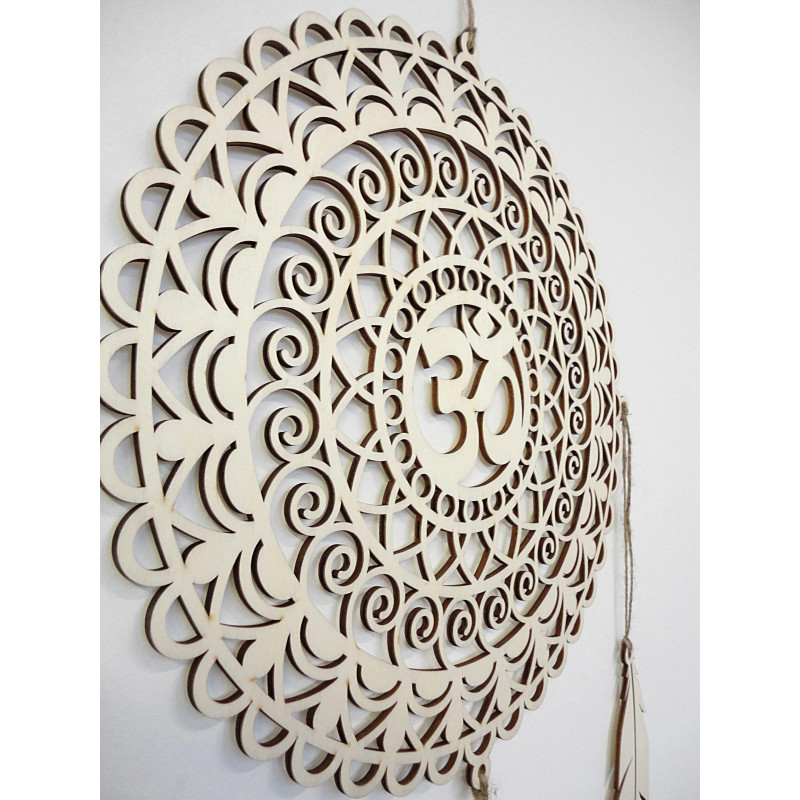 Bohém álomfogó fából, OM szimbólummal, természetes dekoráció, ideális ajándéknak vagy a nappaliba.