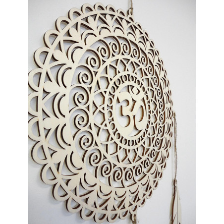 Bohém álomfogó fából, OM szimbólummal, természetes dekoráció, ideális ajándéknak vagy a nappaliba.