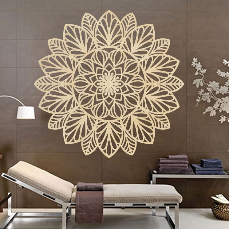 Faragott virág fából készült mandala kép egy falon a rétegelt lemez